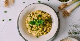 Rižota s šparglji in bobom, ta gastronomska poslastica je prav za nas