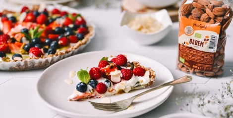 Osvežujoč presni tart z jogurtom in sadjem je hitra in neustavljiva poslastica