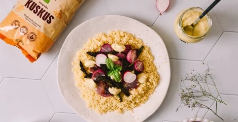 Kuskus s pečenimi šparglji in redkvicami - instashop