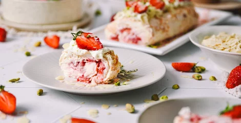 Pavlova rulada z jagodami - instashop
