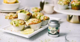Neustavljivo mehki matcha muffini z belo čokolado bodo vas osvojili že ob prvem grižljaju!