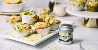 Neustavljivo mehki matcha muffini z belo čokolado bodo vas osvojili že ob prvem grižljaju!
