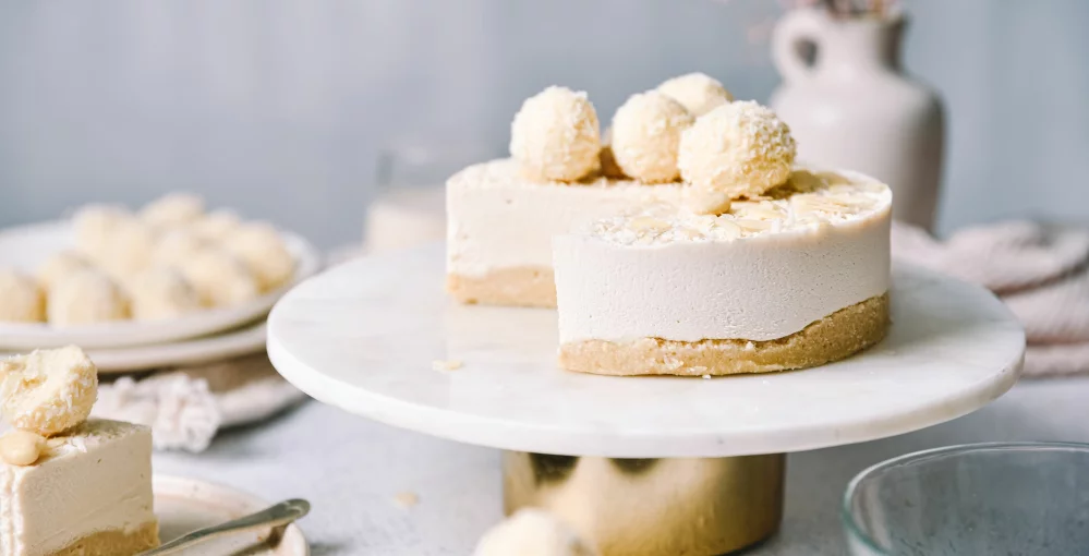 Odkrijte skrivni recept za neustavljivo presno Raffaello torto - enostaven, hiter in popoln za vsako priložnost!