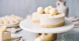 Odkrijte skrivni recept za neustavljivo presno Raffaello torto - enostaven, hiter in popoln za vsako priložnost!