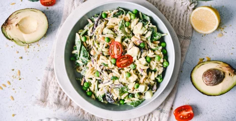 Orzo solata z avokadovim solatnim prelivom - instashop