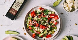 Osvežilna solata z lubenico, feta sirom in kumarami za vroče poletne dni