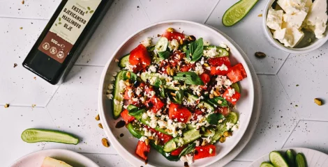 Osvežilna solata z lubenico, feta sirom in kumarami za vroče poletne dni