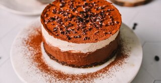 Neustavljiva presna tiramisu torta: Okusna rapsodija brez peke!