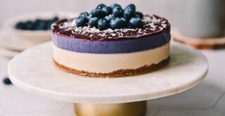 Presna torta z borovnicami je idealna za poletne mesece, ko ne želite prižgati pečice