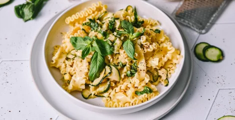 Ta recept za testenine z limono in bučkami je pravi poletni hit!