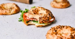 Hitri in sočni bagelsi z grškim jogurtom