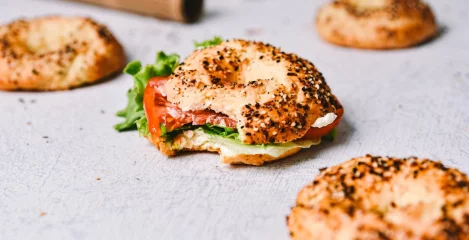 Hitri in sočni bagelsi z grškim jogurtom