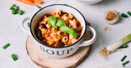 Ogrejte se z neverjetno okusno jesensko mineštro: Popoln recept za mrzle dni!