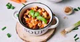 Ogrejte se z neverjetno okusno jesensko mineštro: Popoln recept za mrzle dni!
