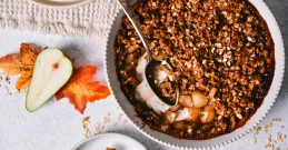 Crumble s hruškami: Hitra in aromatična jesenska sladica, ki se ji ne morete upreti