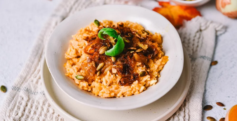 Uživajte v jesenskih okusih s kremno bučno rižoto in karamelizirano čebulo!