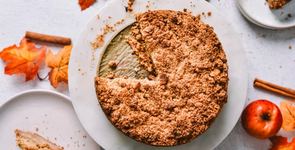 Crumble torta z jabolki je idealen spoj hrustljavosti in sočnosti!