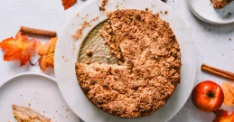 Crumble torta z jabolki je idealen spoj hrustljavosti in sočnosti!
