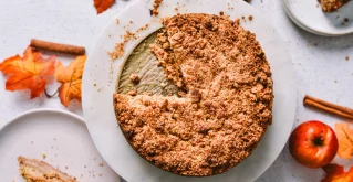 Crumble torta z jabolki je idealen spoj hrustljavosti in sočnosti!
