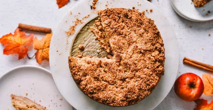 Crumble torta z jabolki je idealen spoj hrustljavosti in sočnosti!