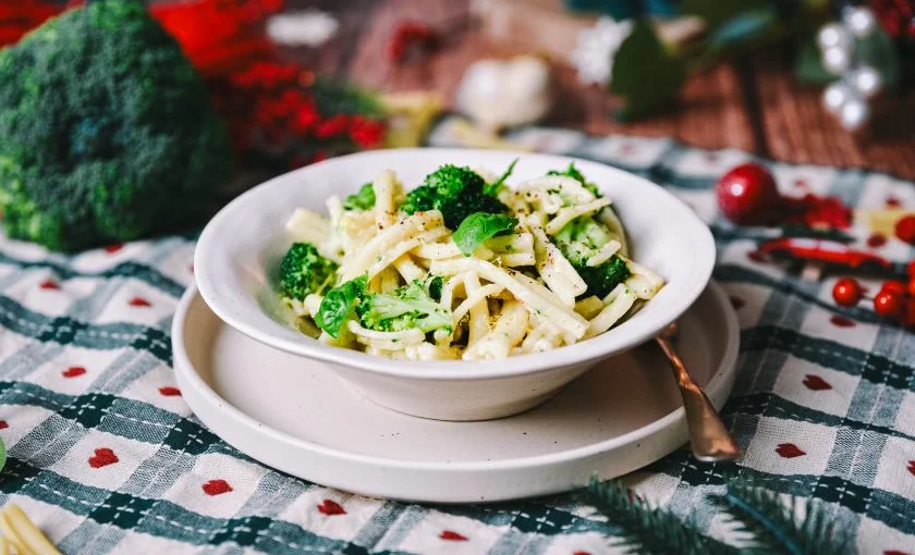 Tahini pasta z limono in brokolijem na krožniku s testenino