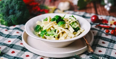 Tahini pasta z limono in brokolijem na krožniku s testenino