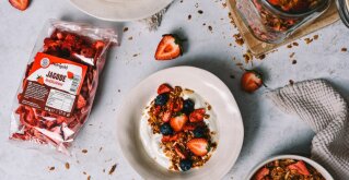 Jagode, kokos in granola, pripravite zajtrk svojih sanj!