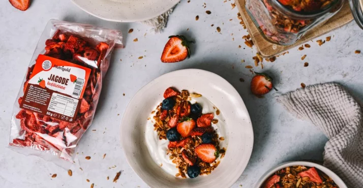 Jagode, kokos in granola, pripravite zajtrk svojih sanj!