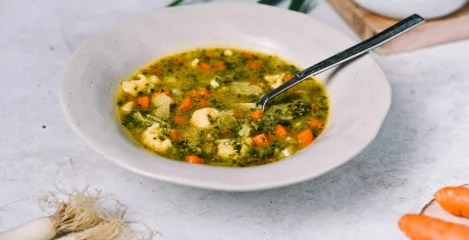 Spomladanska juha s cmoki