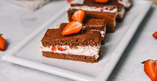 Milchschnitte z jagodami je domači recept za neustavljivo poslastico
