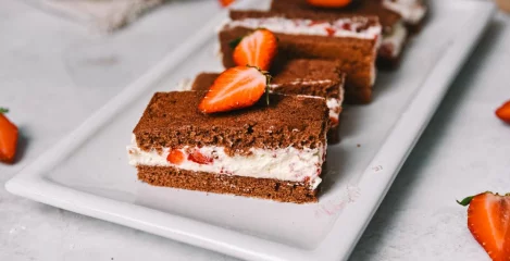 Milchschnitte z jagodami je domači recept za neustavljivo poslastico