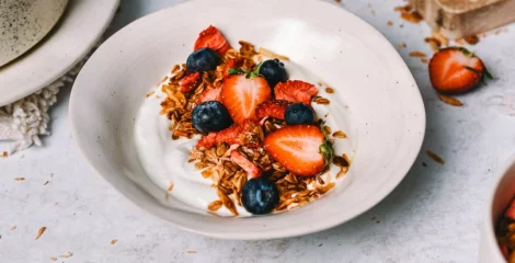 Granola s kokosom in jagodami – instashop