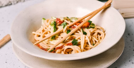 Rezanci v arašidovi omaki – instashop