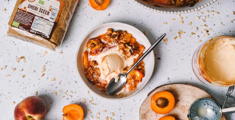 Zrele breskve v receptu za crumble so se lepo srečale!