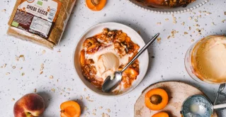 Zrele breskve v receptu za crumble so se lepo srečale!