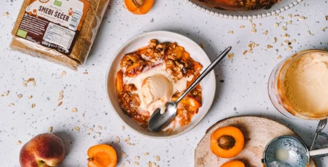 Zrele breskve v receptu za crumble so se lepo srečale!