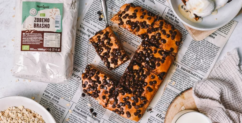 Odločite se razvajati brez posebnega razloga z ovsenim proteinskim kolačem – saj si to zaslužite!