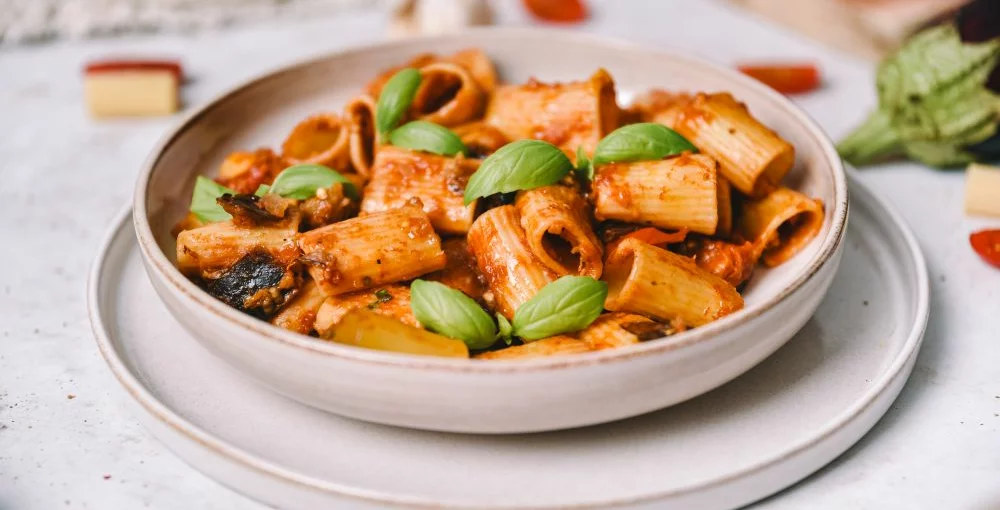 Nepogrešljiva kombinacija, ki navdušuje že stoletja – Pasta z jajčevci in češnjevimi paradižniki