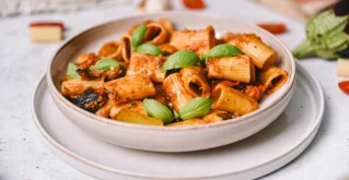 Nepogrešljiva kombinacija, ki navdušuje že stoletja – Pasta z jajčevci in češnjevimi paradižniki