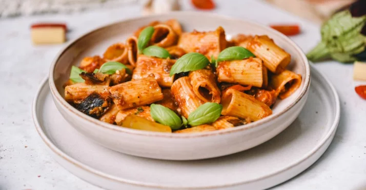 Nepogrešljiva kombinacija, ki navdušuje že stoletja – Pasta z jajčevci in češnjevimi paradižniki