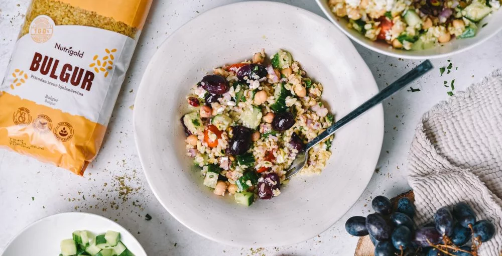 Bulgur solata s pečenim grozdjem je najlepši poslavljeni objem Mediterana na krožniku