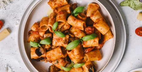 Testenine z jajčevcem in češnjevimi paradižniki – instashop