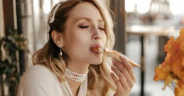 Ali veste, kako uživati v sladkih grižljajih in ostati vitke kot Francozinje? Ena njihova skrivnost nas še posebej veseli.