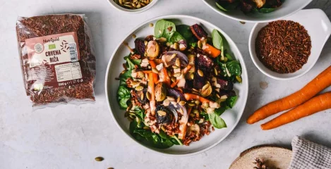 Recept za skledo rdečega riža, ki jo je pripravila YumYumParadise.