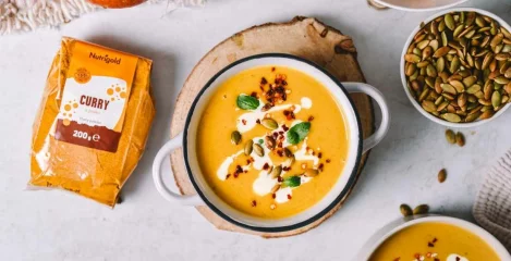 Recept za bučno curry juho, ki jo je pripravila YumYumParadise.