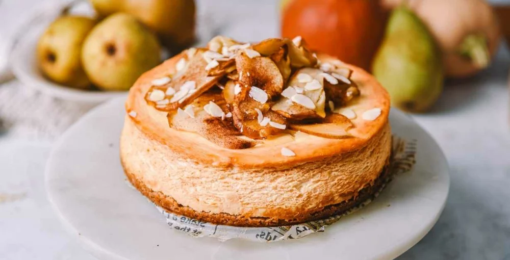 Recept za cheesecake s hruškami, ki ga je pripravila YumYumParadise.