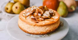 Recept za cheesecake s hruškami, ki ga je pripravila YumYumParadise.