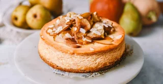 Recept za cheesecake s hruškami, ki ga je pripravila YumYumParadise.