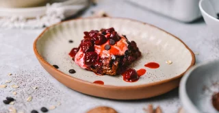 Recept za preprost in okusen čokoladni ovseni kolač z višnjami Recept za preprost in okusen čokoladni ovseni kolač z višnjami