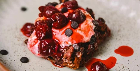 Čokoladno ovseni kolač z višnjami